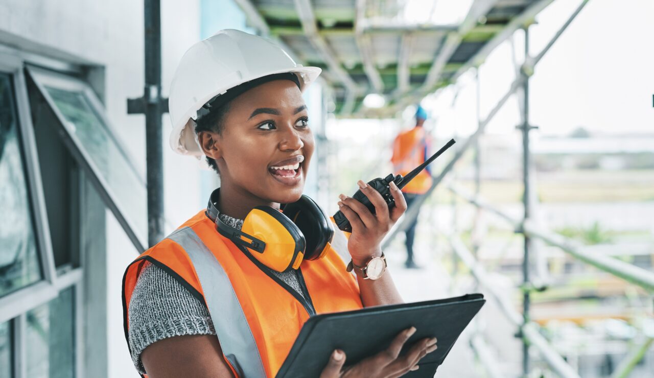 La photo montre une femme pompier au travail.